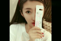 小姐姐吃牙刷头的视频,小姐姐意外尝试吃牙刷头，网友直呼太惊悚！